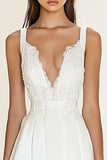 Petite robe blanche fourreau en satin à col en V et dentelle