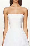 Robe blanche à bretelles sans bretelles à volants