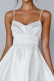 Robe blanche à bretelles spaghetti en satin