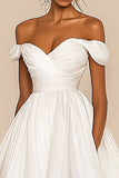 Robe blanche froncée à épaules dénudées