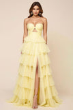 Hollow-out A Line Organza Robe de bal sans bretelles à plusieurs niveaux avec fente