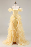 Robe de bal sirène jaune en satin à épaule dénudée et volants