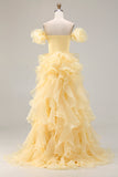 Robe de bal sirène jaune en satin à épaule dénudée et volants