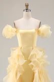 Robe de bal sirène jaune en satin à épaule dénudée et volants