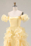 Robe de bal sirène jaune en satin à épaule dénudée et volants