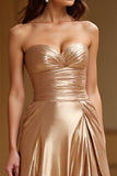Robe de bal en satin métallisé sans bretelles dorées