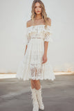 Robe de graduation en dentelle blanche à épaules dénudées