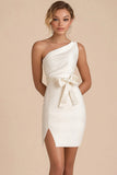 Robe courte moulante blanche à une épaule avec fente