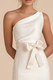 Robe courte moulante blanche à une épaule avec fente