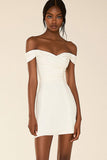 Robe moulante moulante en satin blanc à épaules dénudées