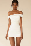 Robe moulante blanche à épaules dénudées