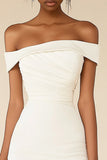 Robe moulante blanche à épaules dénudées
