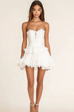 Robe courte de graduation sans bretelles en dentelle blanche avec volants