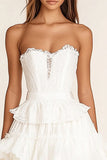 Robe courte de graduation sans bretelles en dentelle blanche avec volants