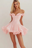 Robe courte de graduation rose à épaules dénudées avec volants