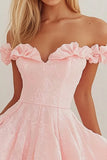 Robe courte de graduation rose à épaules dénudées avec volants