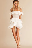 Robe courte de graduation en dentelle blanche à volants à épaules dénudées