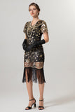Robe noire scintillante à franges dorées à col en V des années 1920 à manches courtes