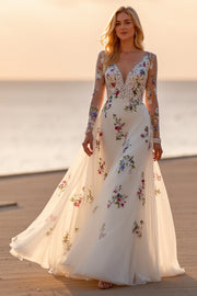 Une ligne de robe de mariée à manches longues florales blanches
