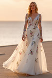 Une ligne de robe de mariée à manches longues florales blanches