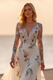 Une ligne de robe de mariée à manches longues florales blanches
