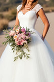 Robe de bal blanche à col en V Cap Manches Robe de mariée avec dentelle