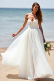 Robe de mariée blanche sans bretelles en tulle une ligne boho