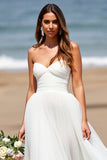 Robe de mariée blanche sans bretelles en tulle une ligne boho