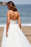 Robe de mariée blanche sans bretelles en tulle une ligne boho