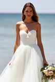 Robe de mariée blanche sans bretelles en tulle une ligne boho