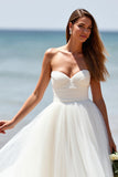 Robe de mariée blanche sans bretelles en tulle une ligne boho