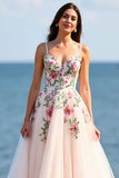 Robe de mariée en tulle blush une ligne boho brodé balayage traîne