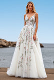 Tulle blanc à col en V Une ligne Boho Sweep Train Robe de mariée avec broderie
