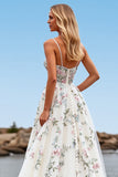 Tulle blanc à col en V Une ligne Boho Sweep Train Robe de mariée avec broderie