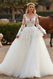 Robe de bal en tulle blanc à col en V Boho Sweep Train Robe de mariée avec dentelle