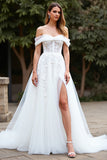 Épaule dénudée Tulle blanc Une ligne Boho Sweep Train Robe de mariée avec fente