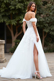 Épaule dénudée Tulle blanc Une ligne Boho Sweep Train Robe de mariée avec fente