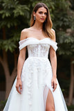 Épaule dénudée Tulle blanc Une ligne Boho Sweep Train Robe de mariée avec fente