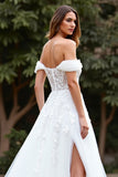 Épaule dénudée Tulle blanc Une ligne Boho Sweep Train Robe de mariée avec fente