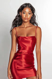 Robe moulante en satin spaghetti bretelles rouge