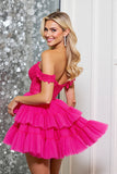 Une ligne à épaules dénudées Mini robe de bal à plusieurs niveaux fuchsia