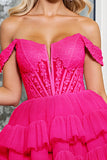 Une ligne à épaules dénudées Mini robe de bal à plusieurs niveaux fuchsia