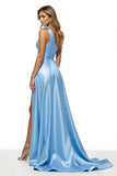 Robe longue de bal en satin bleu scintillant avec fente