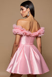 Robe de cocktail rose à épaules dénudées en satin à une ligne