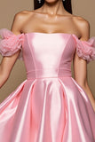 Robe de cocktail rose à épaules dénudées en satin à une ligne