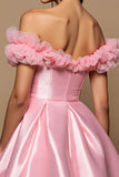 Robe de cocktail rose à épaules dénudées en satin à une ligne