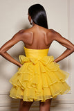Robe de retour à la maison en satin jaune à plusieurs niveaux