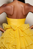 Robe de retour à la maison en satin jaune à plusieurs niveaux