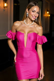 Robe courte moulante moulante en satin fuchsia à épaules dénudées