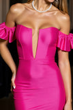 Robe courte moulante moulante en satin fuchsia à épaules dénudées